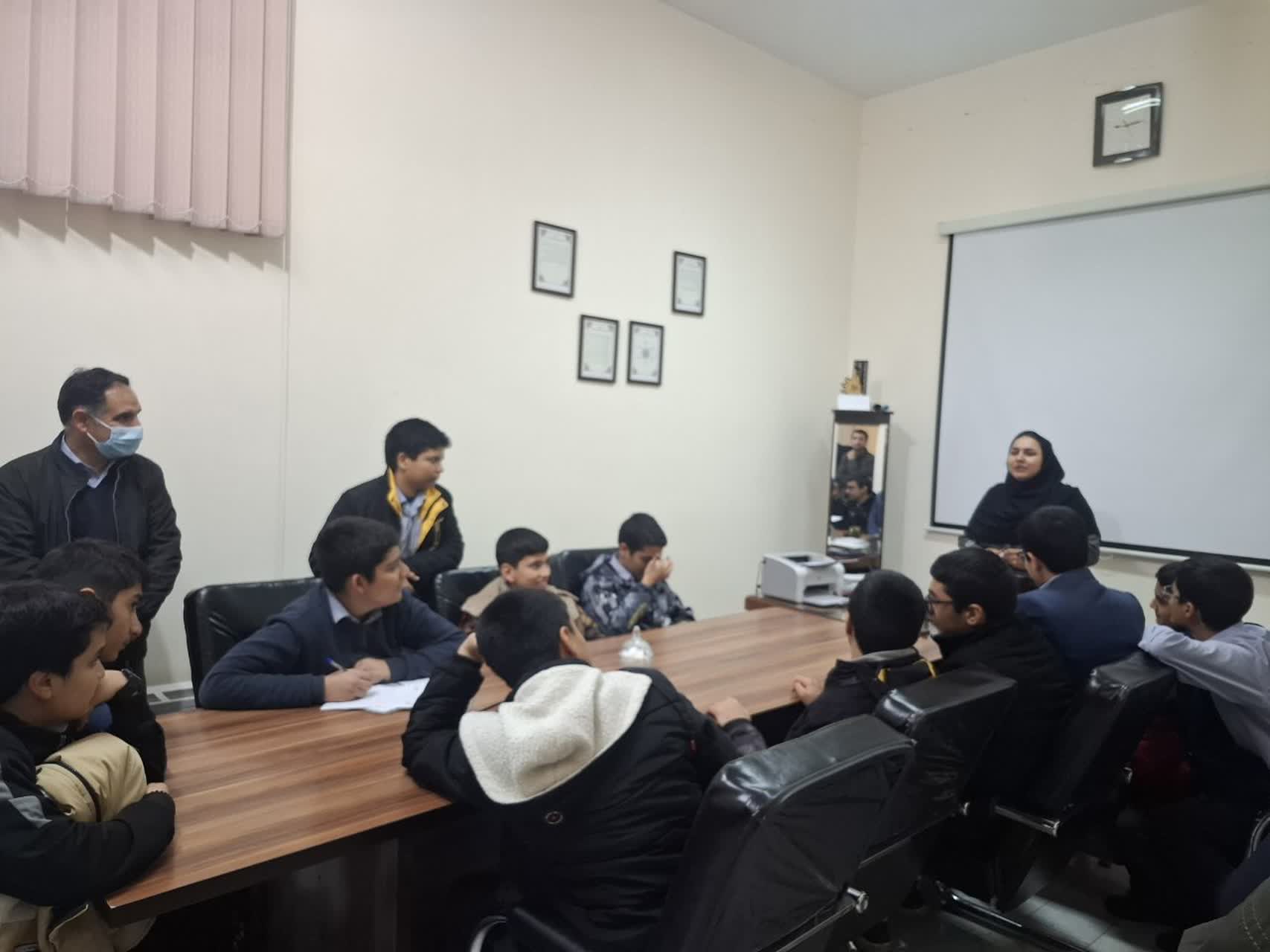 بازديد دانش‌آموزان مدرسه استعداد های درخشان از مركز تحقيقات عوامل اجتماعي مؤثر بر سلامت در روز درب های باز هفته پژوهش